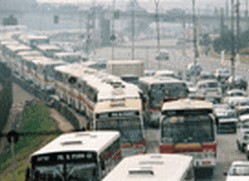 Carro e ônibus empatam em disputa nas ruas