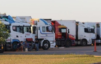 Greve de auditores da Receita prende caminhões na fronteira