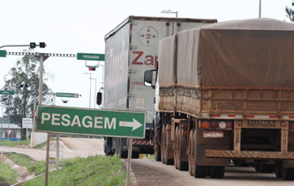 Câmara rejeita projeto que impede autuação por excesso de carga nos eixos