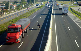 Trânsito de caminhões deve ficar restrito na BR-101 entre dezembro e março de 2014