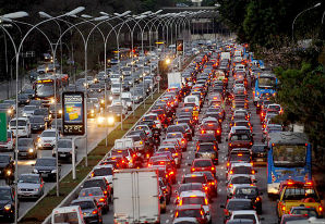 São Paulo terá rodízio ampliado novamente nesta terça, mas não para caminhões