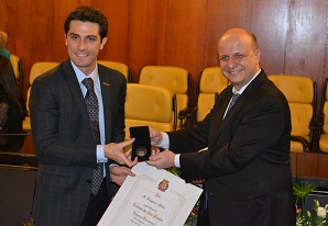 Presidente do SETCESP, Tayguara Helou, recebe a Medalha Anchieta
