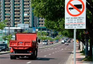 Proibição de tráfego de veículos pesados