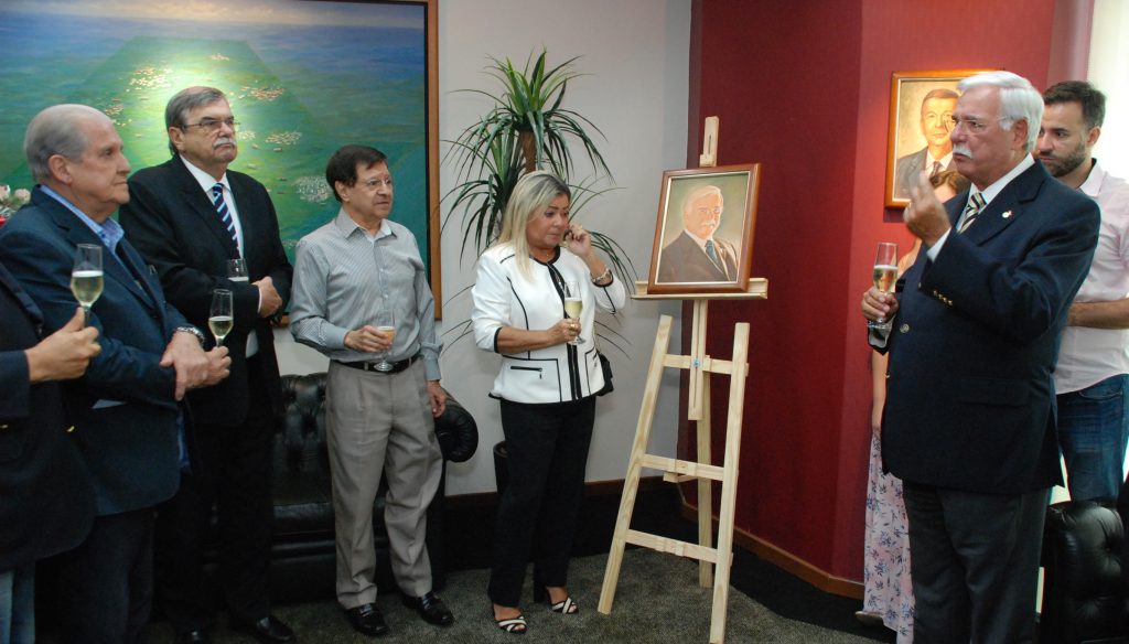FETCESP faz homenagem a Flávio Benatti com foto na galeria de ex-presidentes