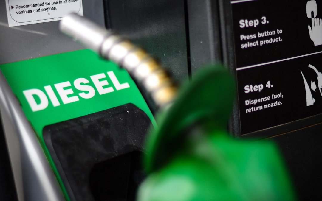 Apesar de queda nas refinarias, preço do diesel segue alto nos postos