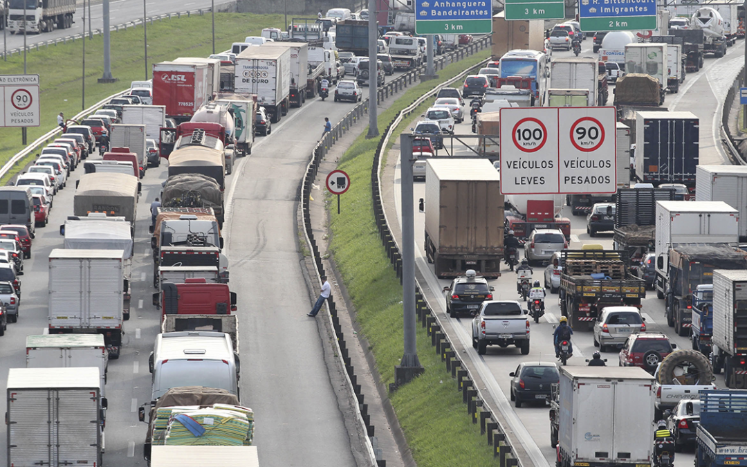 DER libera circulação de veículos de carga aos domingos nas rodovias de acesso a capital paulista