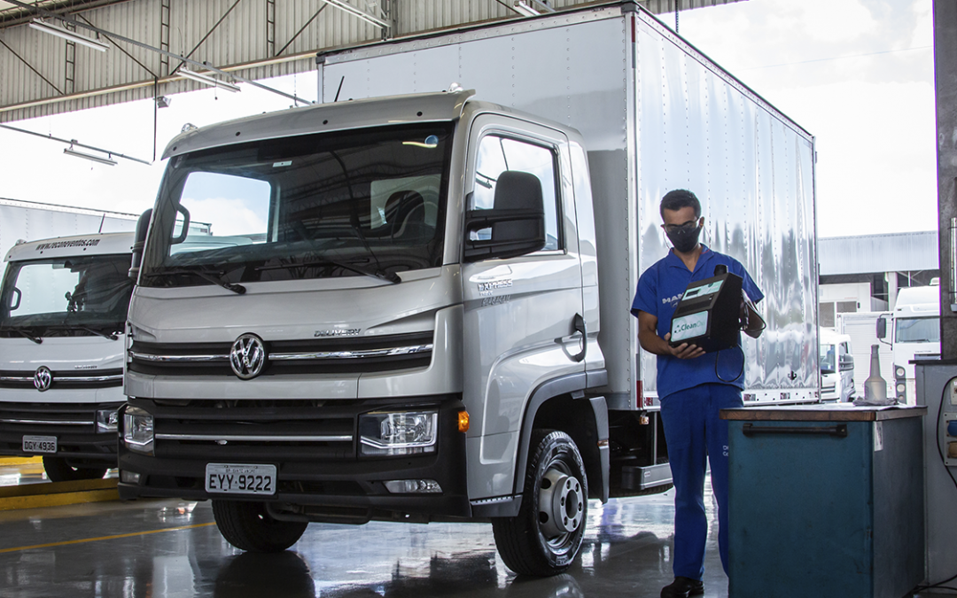 VW Caminhões e Ônibus oferece higienização em caminhões e ônibus na Grande São Paulo e litoral