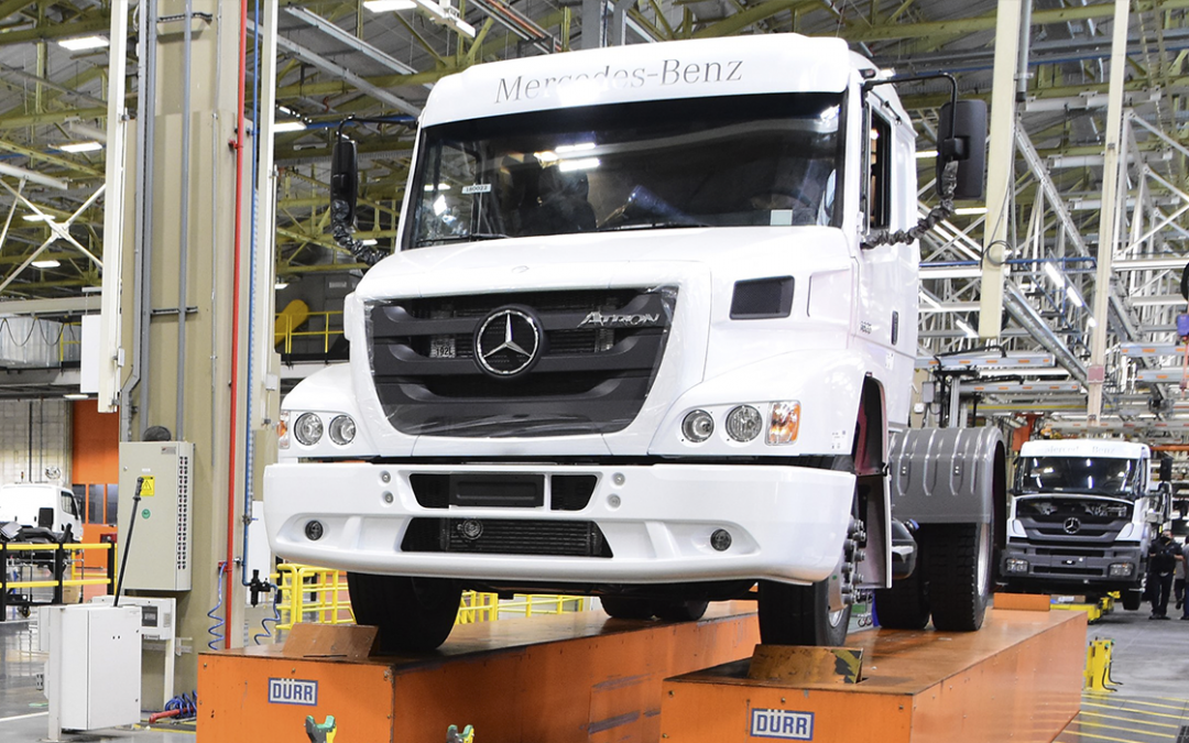 Mercedes-Benz encerra produção do Atron 1635 e apresenta o Axor como seu sucessor