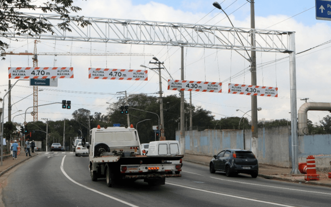 Prefeitura de Santo André reduz altura para passagem de veículos sob o viaduto Adib Chammas