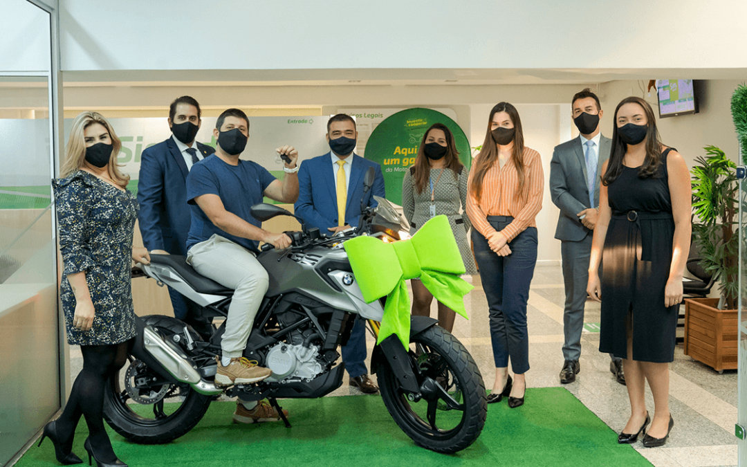 Sicredi Vale do Piquiri Abcd PR/SP entrega moto a terceiro premiado em campanha de capital social
