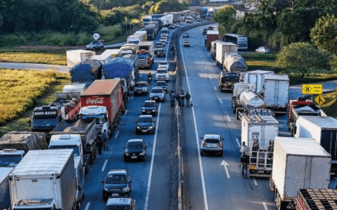 Sem dinheiro em caixa, governo Bolsonaro prepara pacotaço para caminhoneiros
