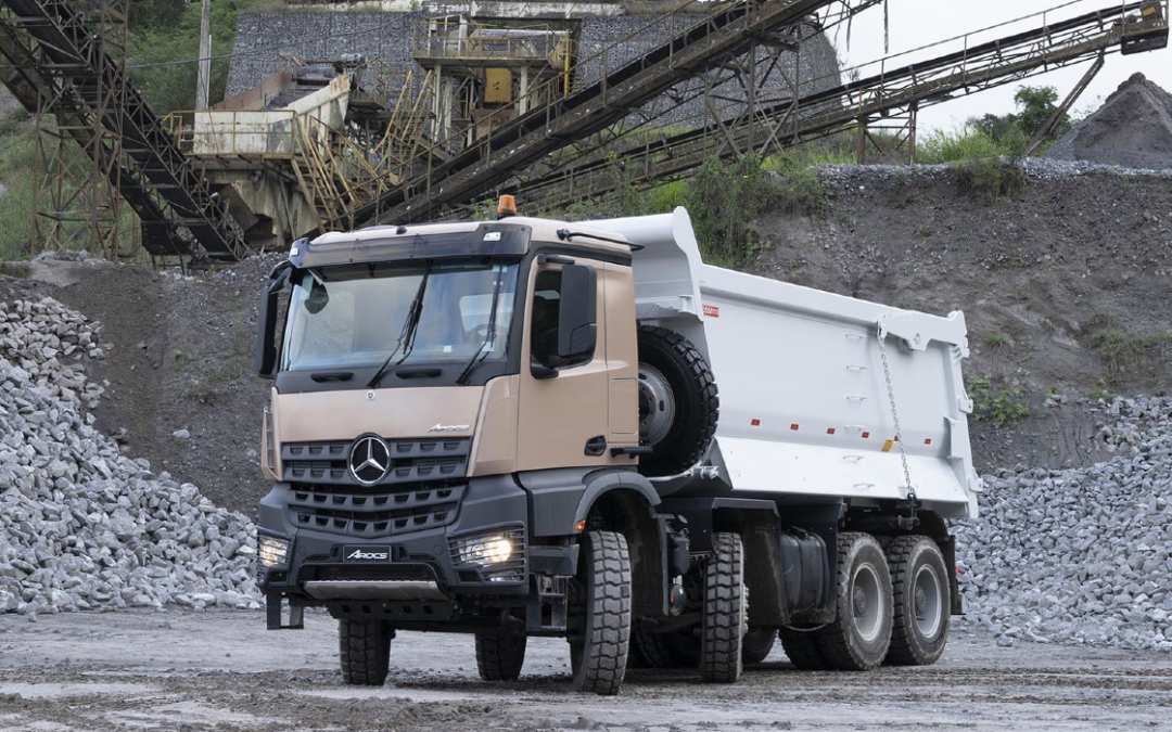 Mercedes-Benz alcança o marco de venda de 10.000 caminhões customizados