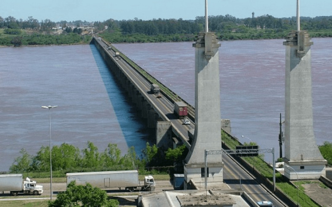 Com problema estrutural, ponte entre Brasil e Argentina fica bloqueada para transporte de carga