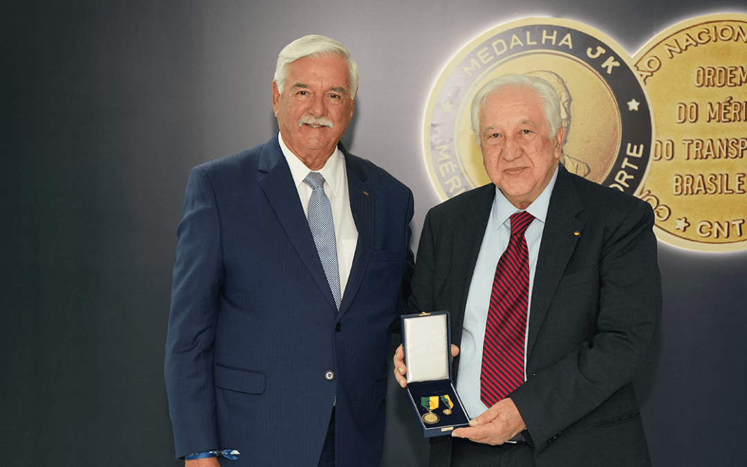 CNT homenageia personalidades do setor de transporte com a Medalha JK