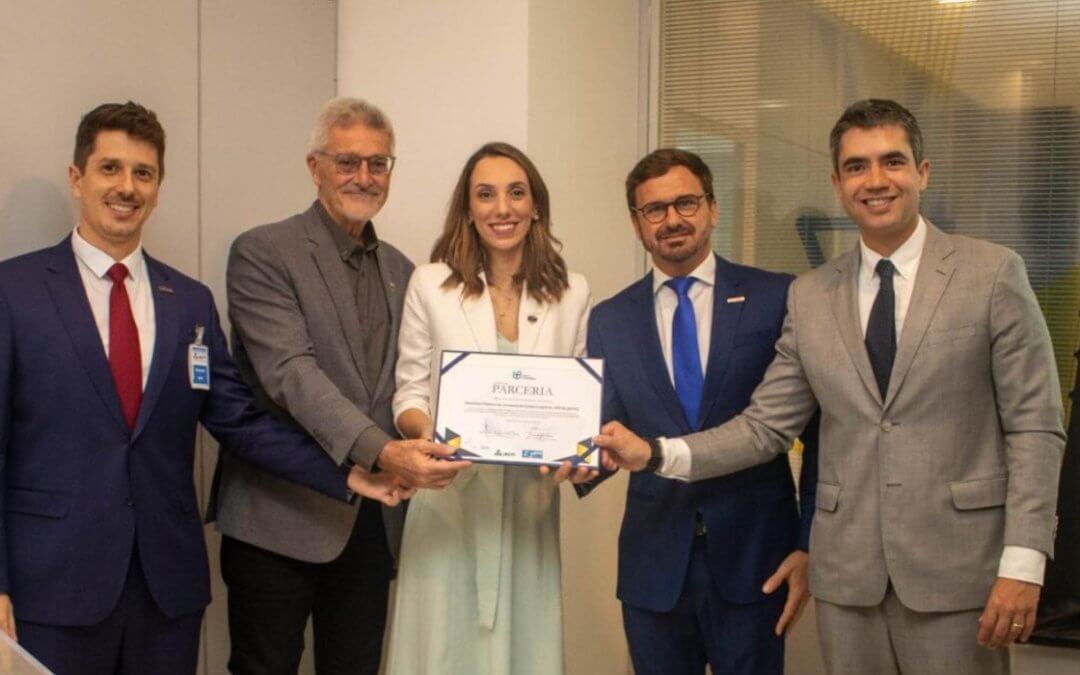 COMJOVEM é oficialmente incluída no programa ANTT Coopera em cerimônia na sede da agência, em Brasília