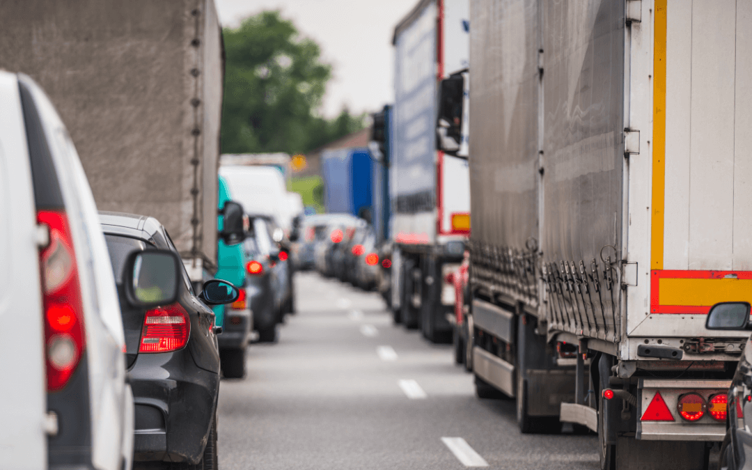Transporte rodoviário de cargas enfrenta gargalos logísticos e incertezas regulatórias em 2026