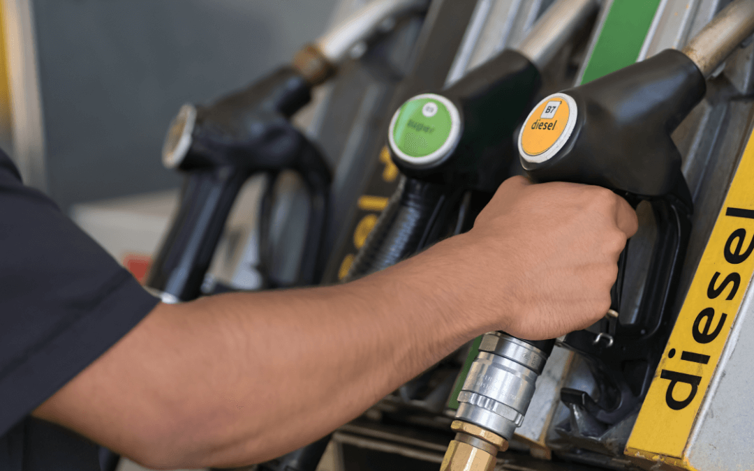 Com a alta do petróleo, defasagem no preço da gasolina já chega a 17% e no diesel a 23% nas refinarias da Petrobras