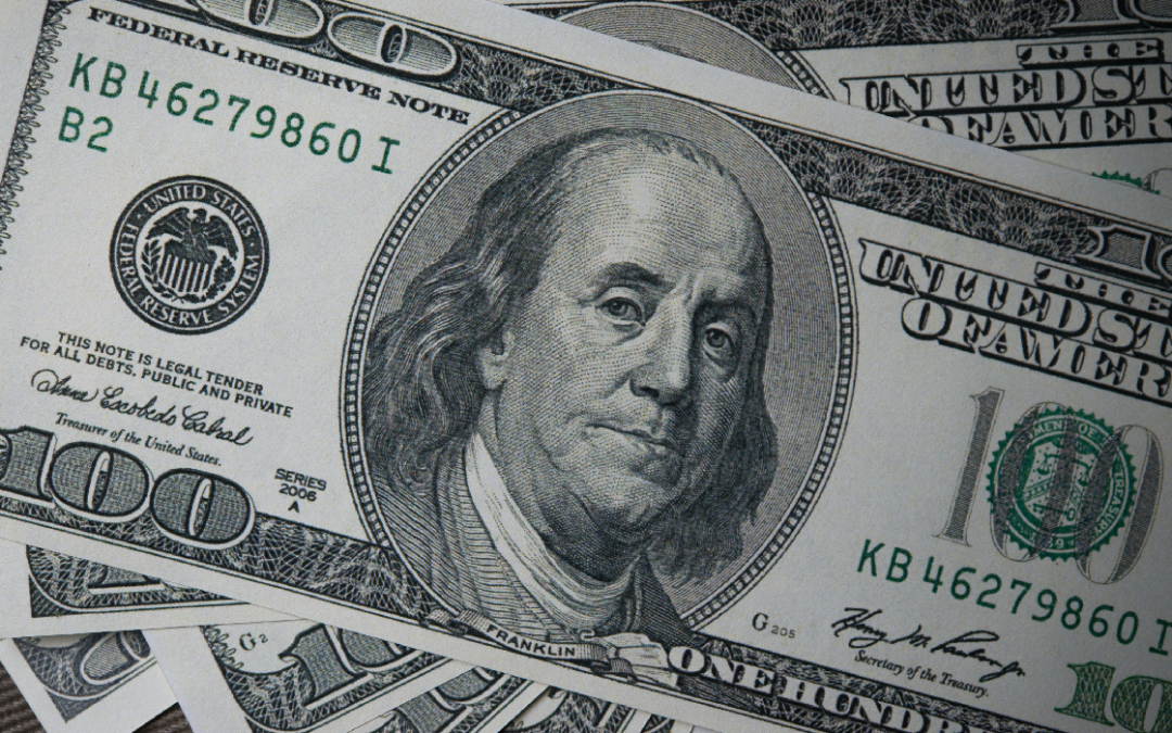 Dólar ganha força e se aproxima de R$ 5 com piora no humor externo