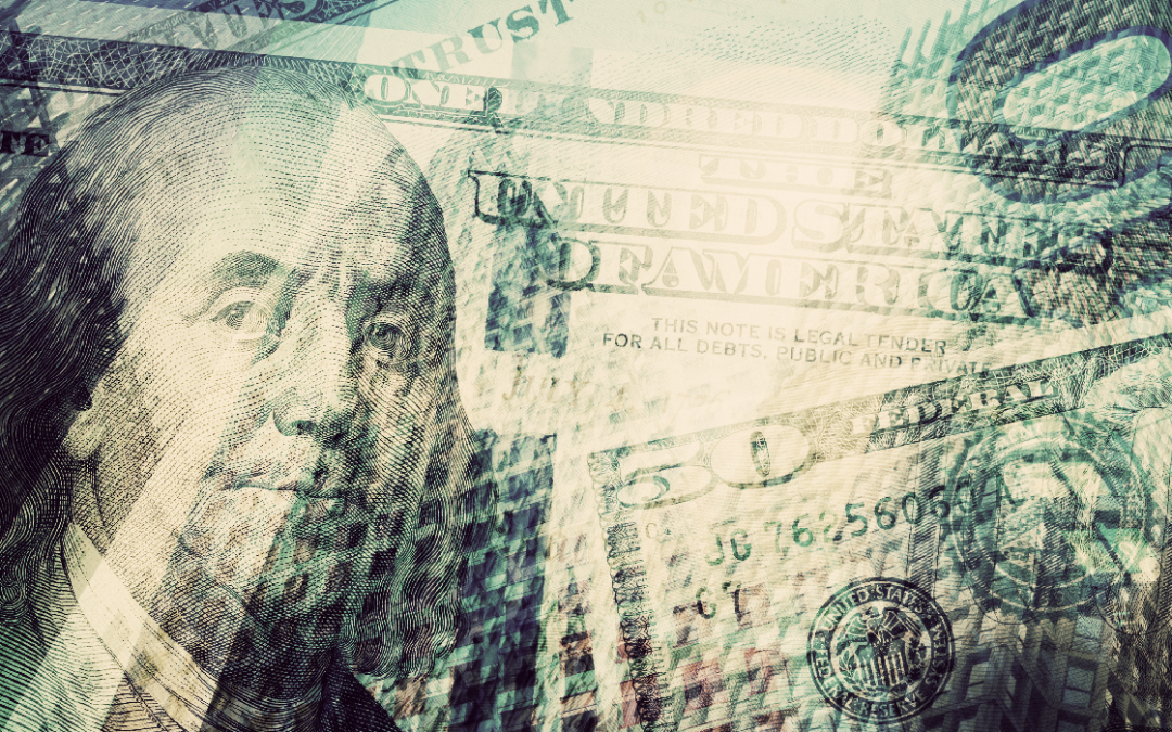 Dólar registra forte alta e volta a bater R$ 5; Ibovespa cai
