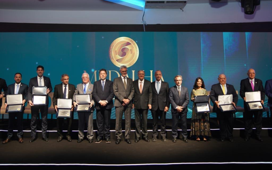 Diretor do SETCESP e vice-presidente da Braspress recebem Medalha de Mérito do Transporte